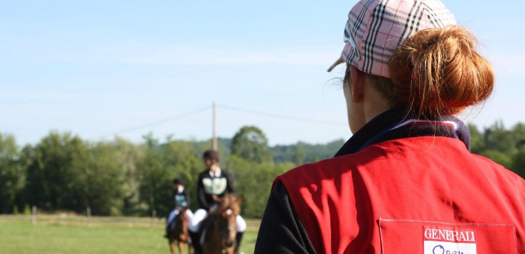 Bénévole de Coud'Horse lors d'un concours